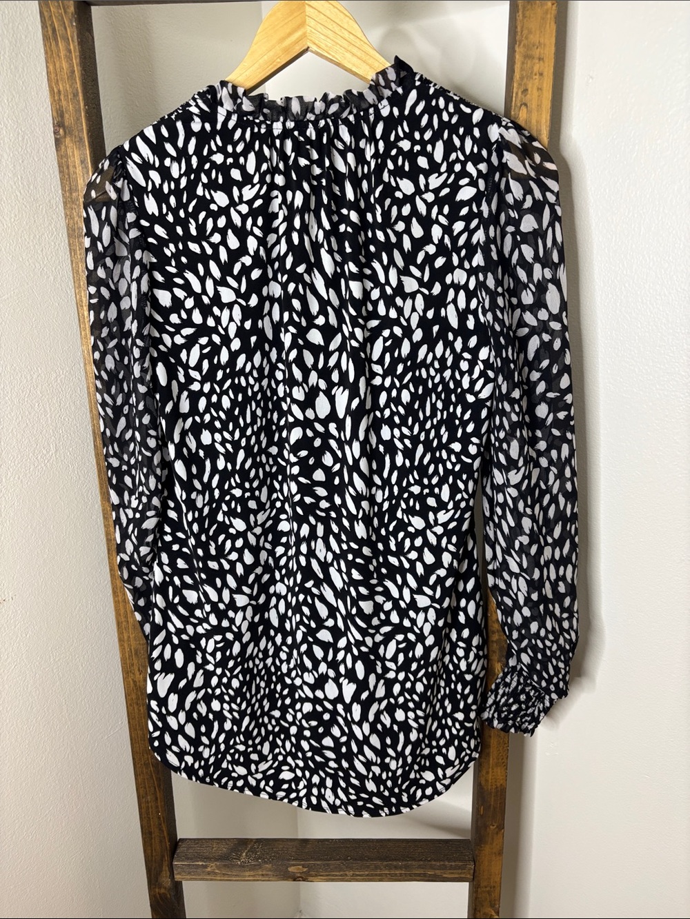White House Black Market Black and White Printed Long-Sleeve Blouse Size XS - Picture 5 of 5